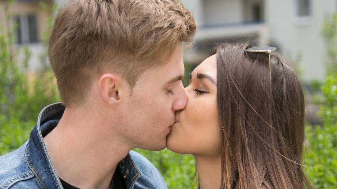 Как завести парня во время поцелуя: 10 шагов