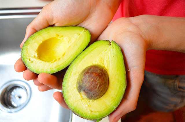 Как выбрать авокадо: как его хранить, правильно есть и надо ли чистить