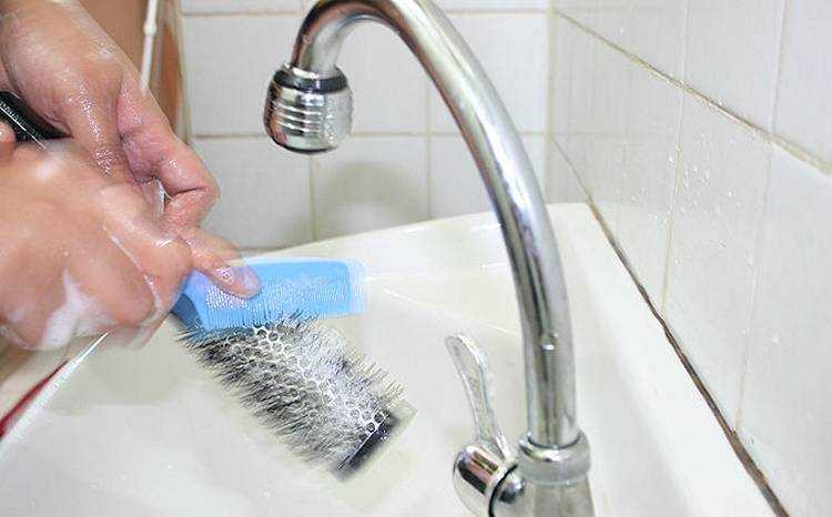 Как чистить от волос и грязи любимую расческу