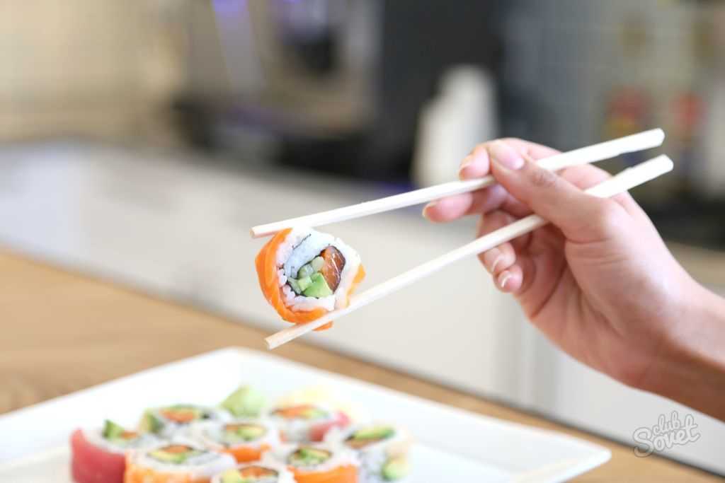 Как правильно держать палочки для суши, пошаговая инструкция использования китайских палочек для роллов, фото, видео