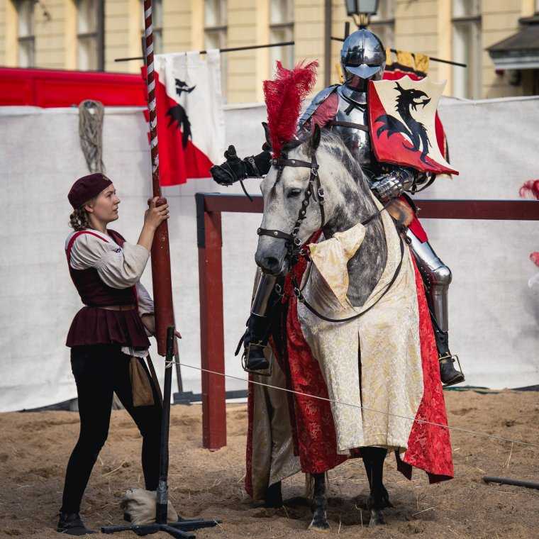 Что нужно было сделать, чтобы стать рыцарем? как становились рыцарями в средние века