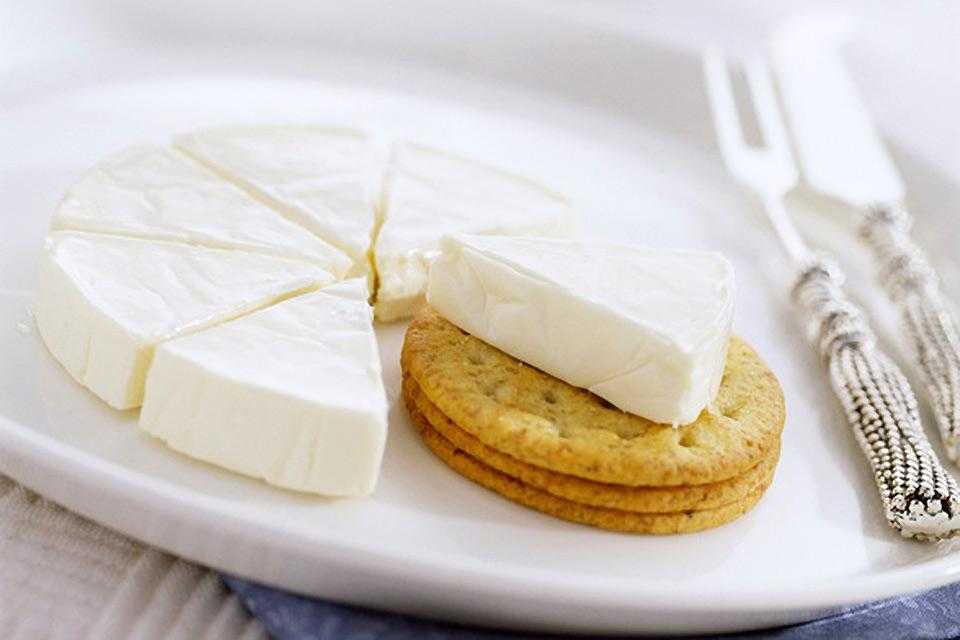 Сыр камамбер: что за сорт, как и с чем его едят и как приготовить своими руками