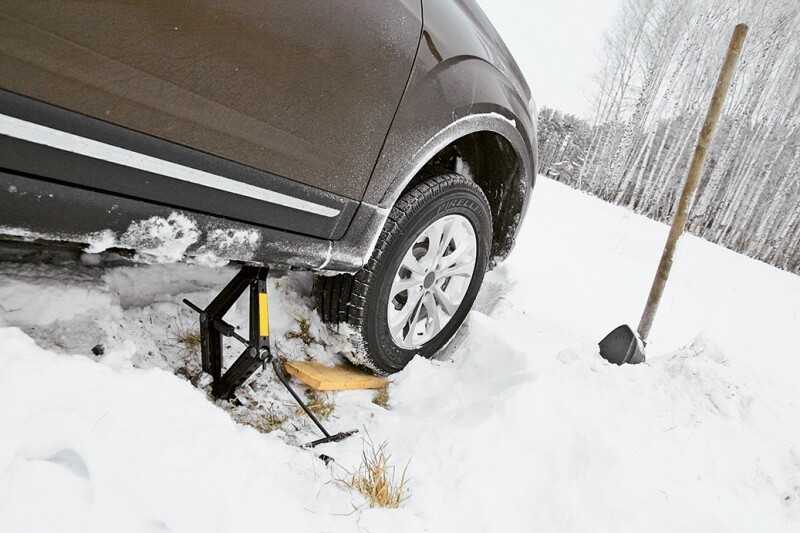 Вот как вытащить застрявший автомобиль из глубокого снега