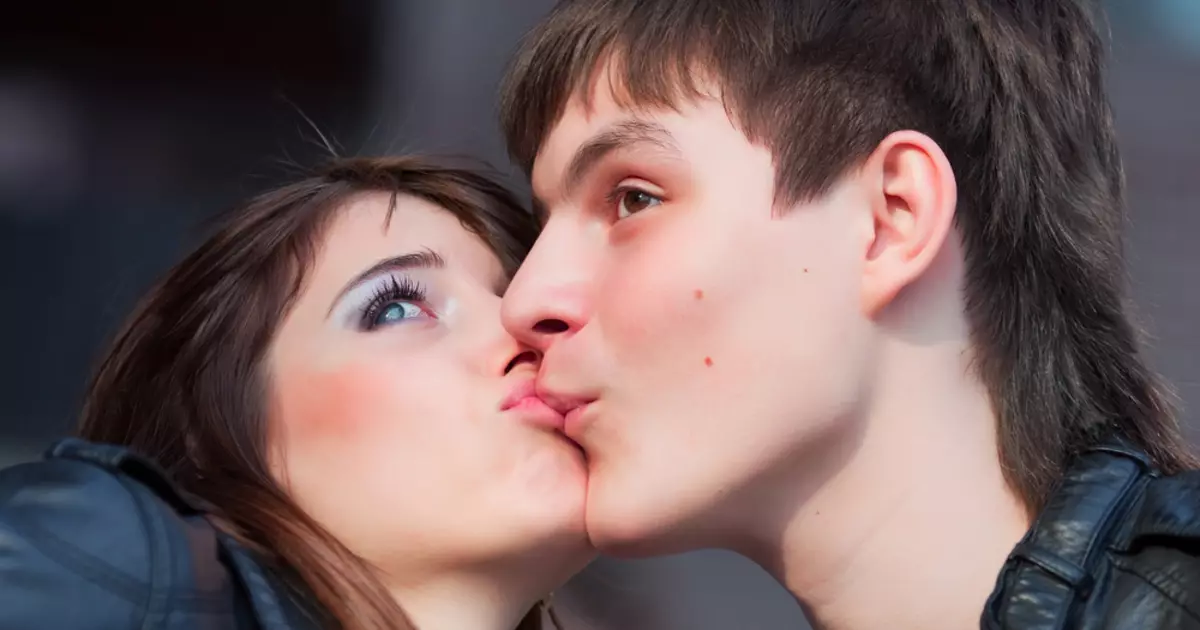 Как необычно целоваться: 14 видов необычных поцелуев.