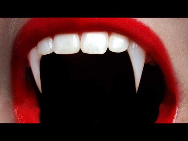 Покажите зубы: как менялись вампирские клыки в кино