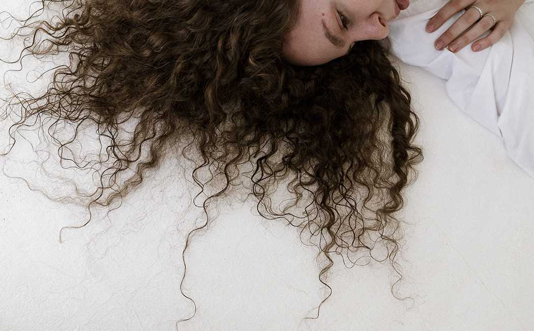 Как выпрямить волнистые волосы: 15 шагов