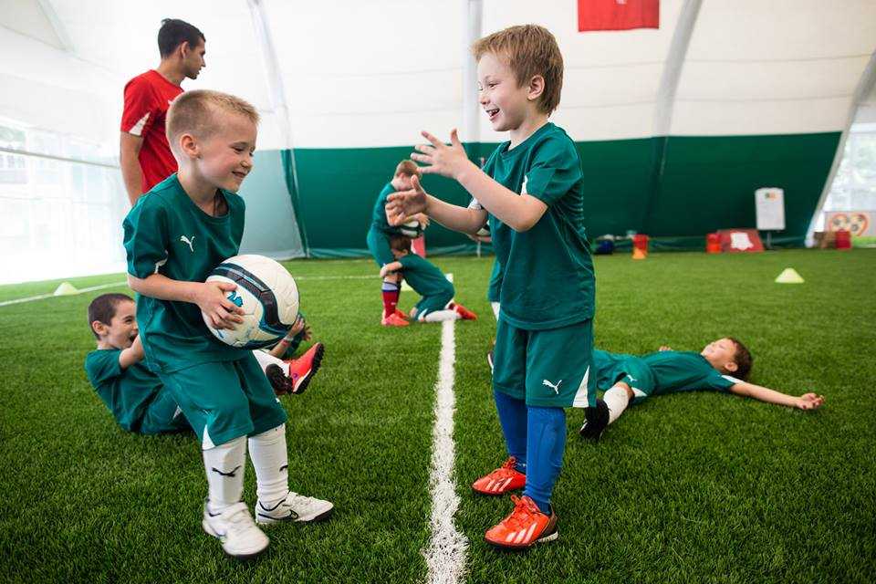 Тренировки для детей по футболу: финты и упражнения