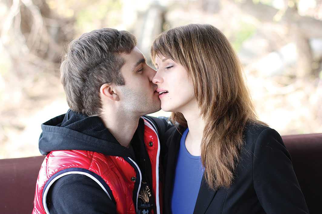 Как соблазнить девушку на поцелуй в три этапа: правила и ошибки