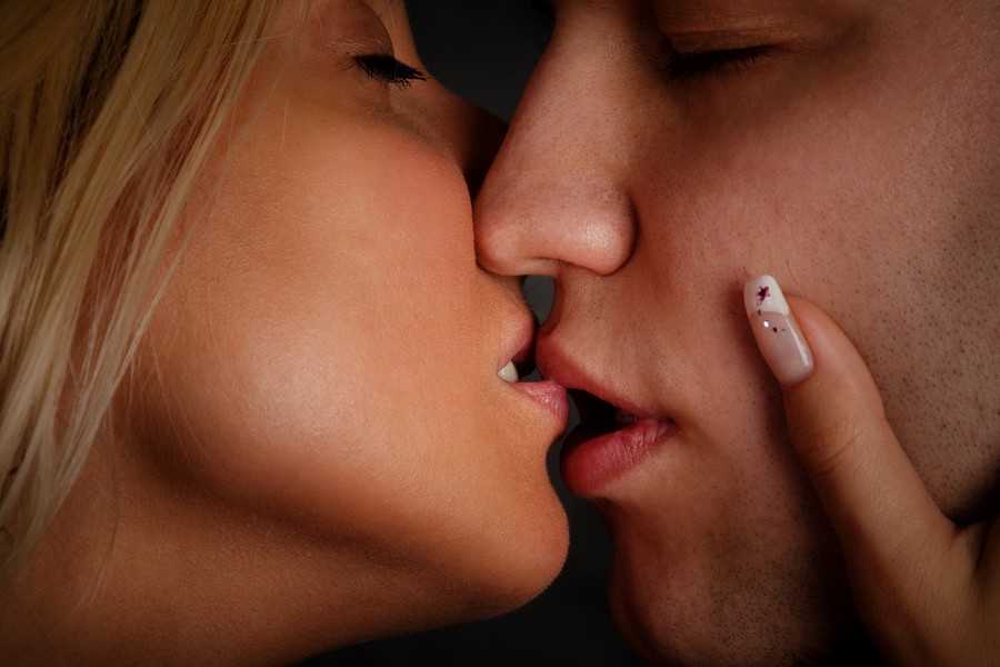 Как правильно целоваться с девушкой - 15 шагов: стань ее космосом 💋