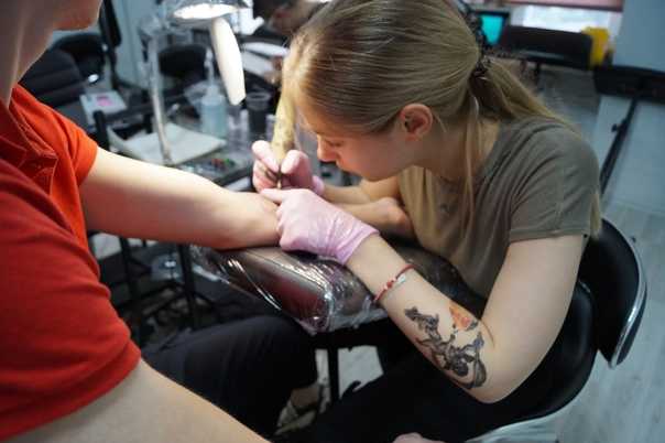 Сколько зарабатывает тату мастер: все тонкости профессии татуировщика