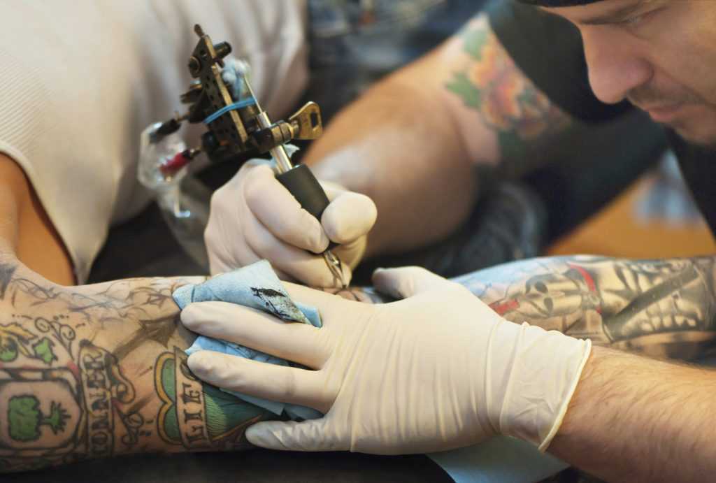 Профессия тату-мастер: где учиться, зарплата, плюсы и минусы, востребованность | какие предметы нужно сдавать на тату-мастера