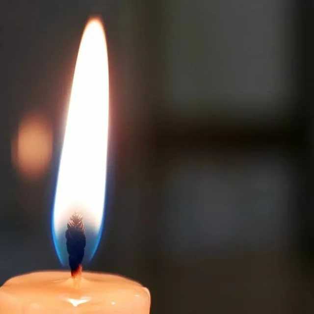 Пламя горящей свечи: свеча горит высоким или низким пламенем