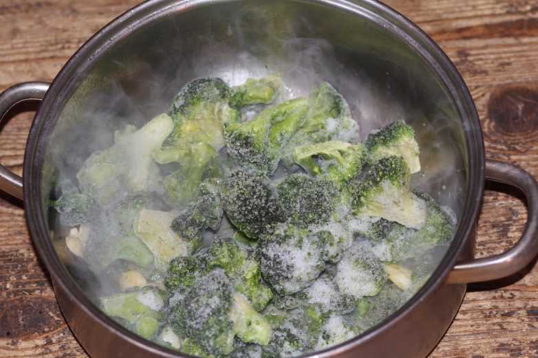 Как готовить брокколи замороженную на сковороде. как приготовить замороженную брокколи в пароварке. сколько жарить брокколи на сковороде