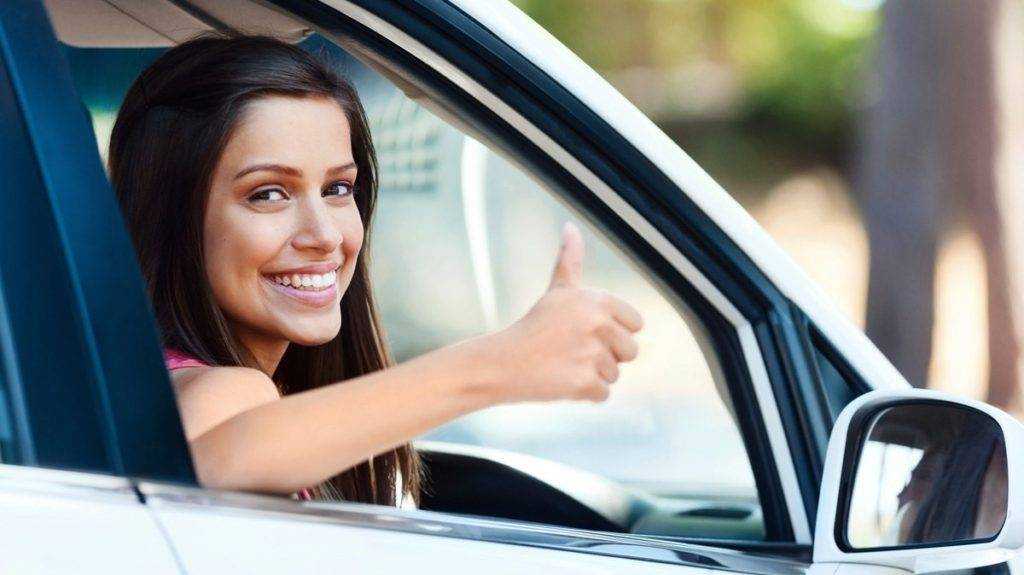 Как научиться водить машину женщине?