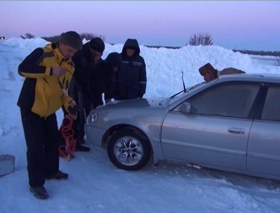 Противоскользящие браслеты для шин: как вытащить машину из глубокого снега // нтв.ru