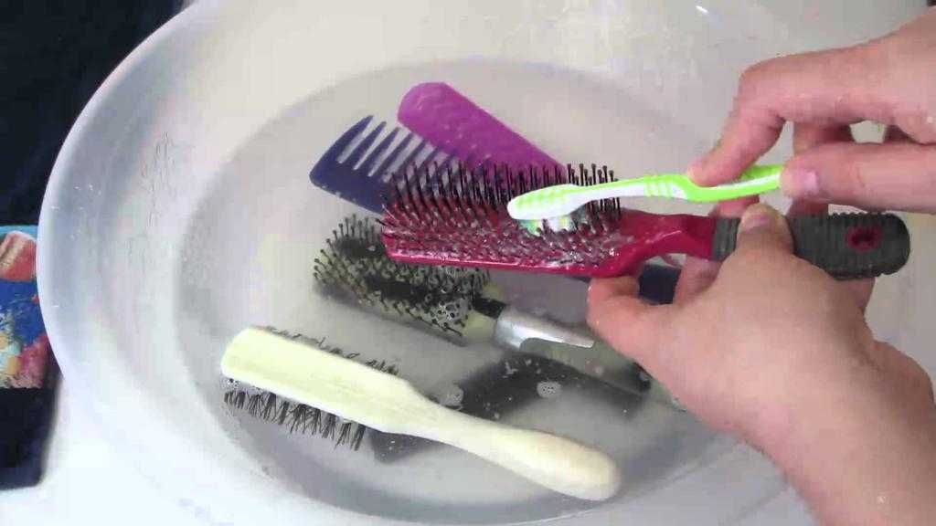 10 быстрых способов, как очистить расческу от волос?