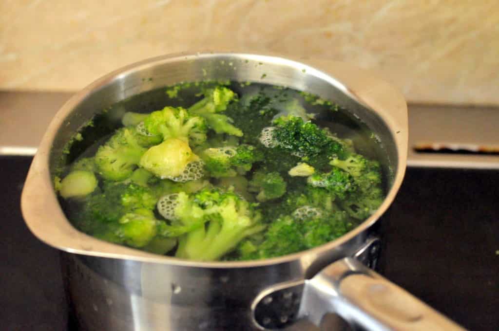 Как и сколько варить брокколи в свежем или замороженном виде в кастрюле, на пару, в мультиварке?