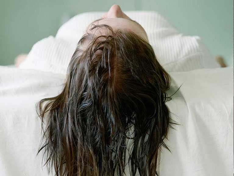 Вся правда о том, почему не рекомендуется спать с мокрыми волосами