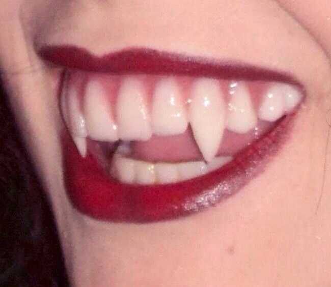 Покажите зубы: как менялись вампирские клыки в кино