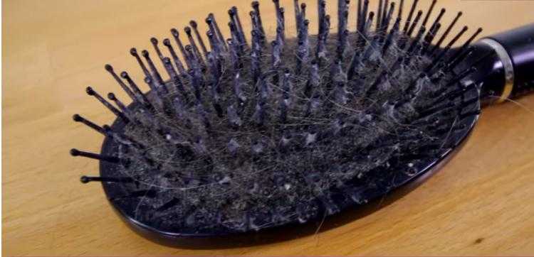 Как правильно почистить расческу для волос