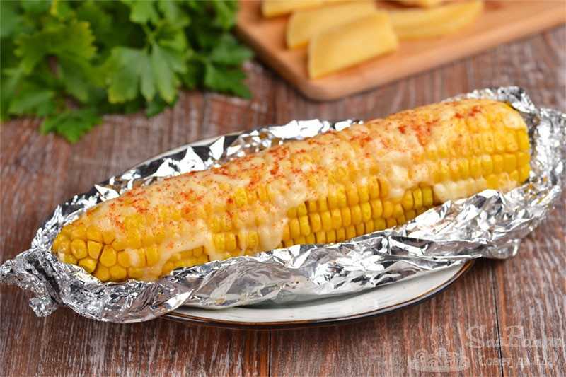 Как запечь целиком кукурузные початки в духовке