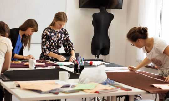 Дизайнер одежды: кто это и что он делает, как стать fashion дизайнером с нуля | kadrof.ru