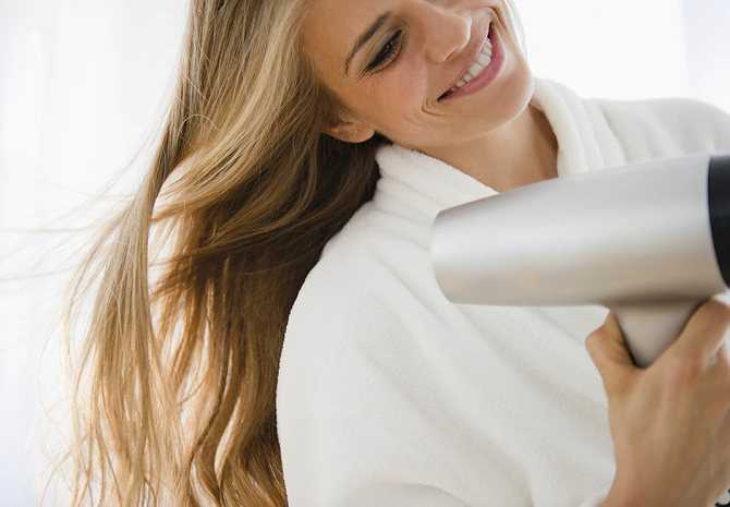 Как быстро высушить волосы без фена: в домашних условиях легко