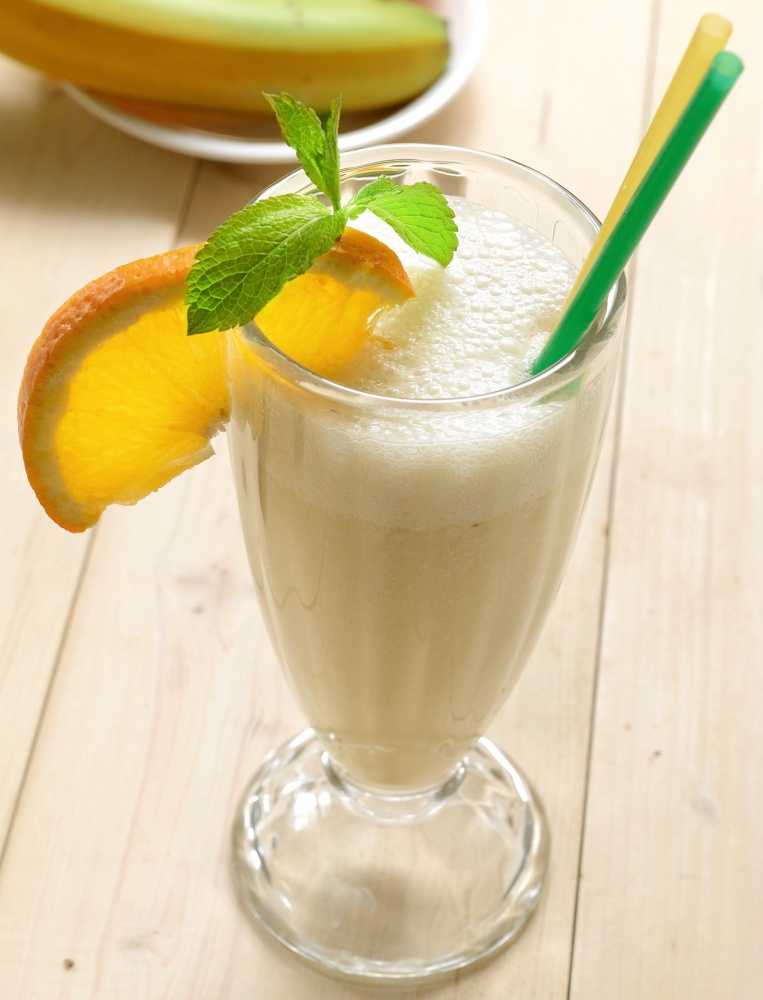 Банановый молочный коктейль с мороженым – топ 9 разнообразных рецептов