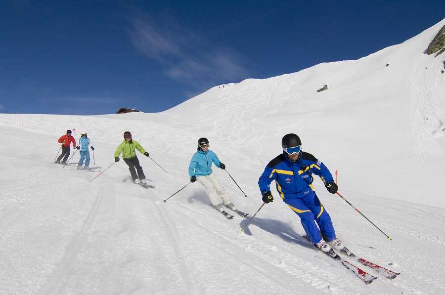 Где и как научиться кататься на горных лыжах: техники и полезные советы