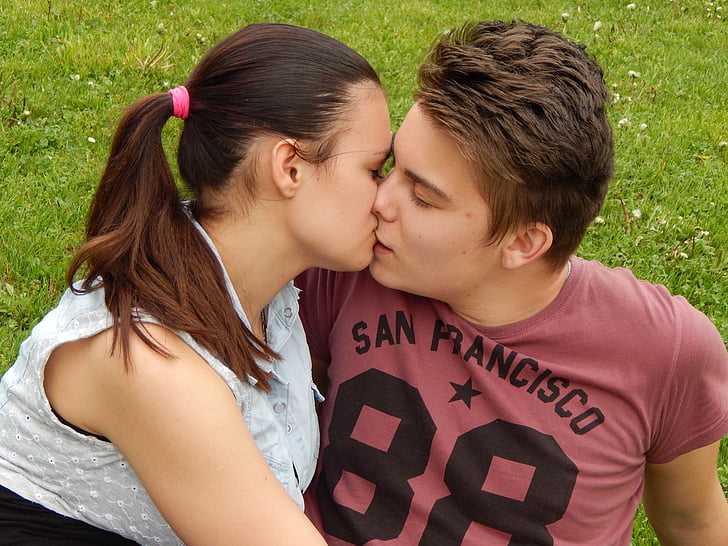 Как поцеловать девушку в первый раз (с иллюстрациями)