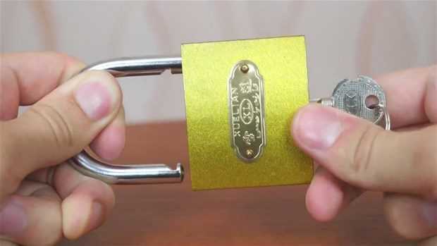 Как открыть замок скрепкой, если ключ забыт или потерян