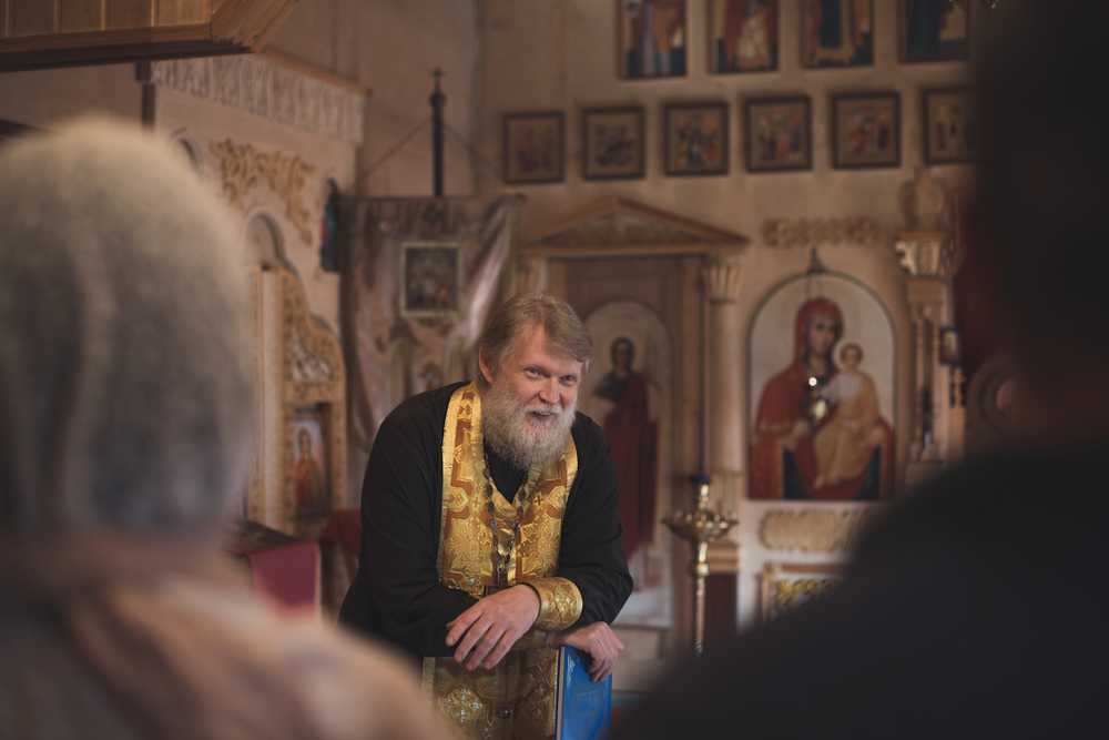Как обращаться к священнику: правила обращения к священнослужителям в православии