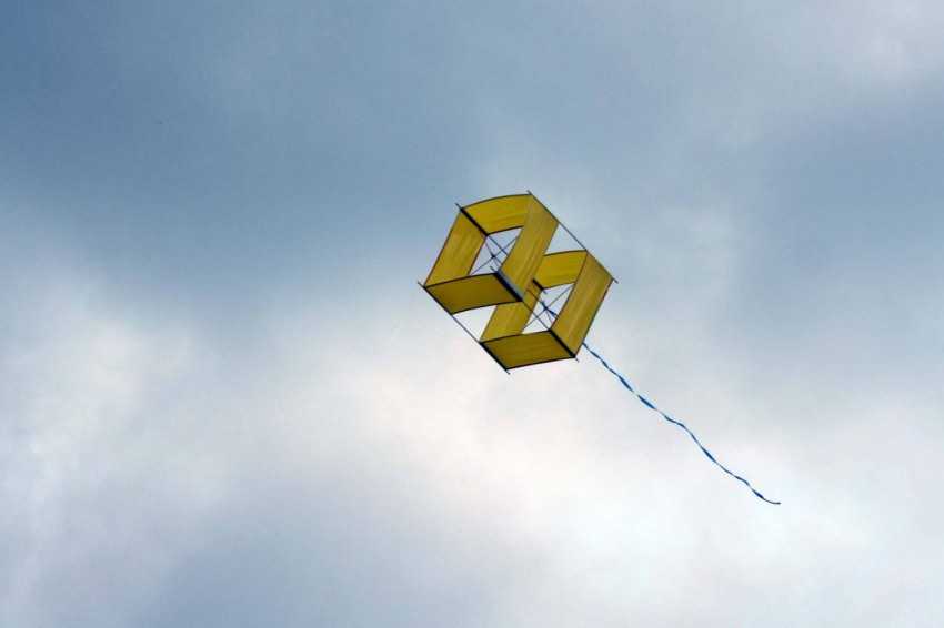 Как сделать летающего воздушного змея своими руками — из бумаги, пакета-маечки, без палочек, ткани, оригами: инструкция пошагово