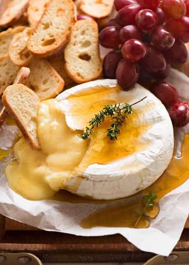 Сыр бри, запеченный с орехами и медом — пошаговый рецепт с фото
