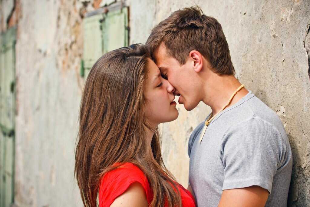 Как поцеловать парня (с иллюстрациями) - wikihow