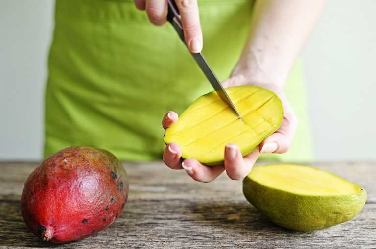 Манго - польза и вред, состав, калорийность. как правильно едят манго, рецепты. как вырастить манго в домашних условиях