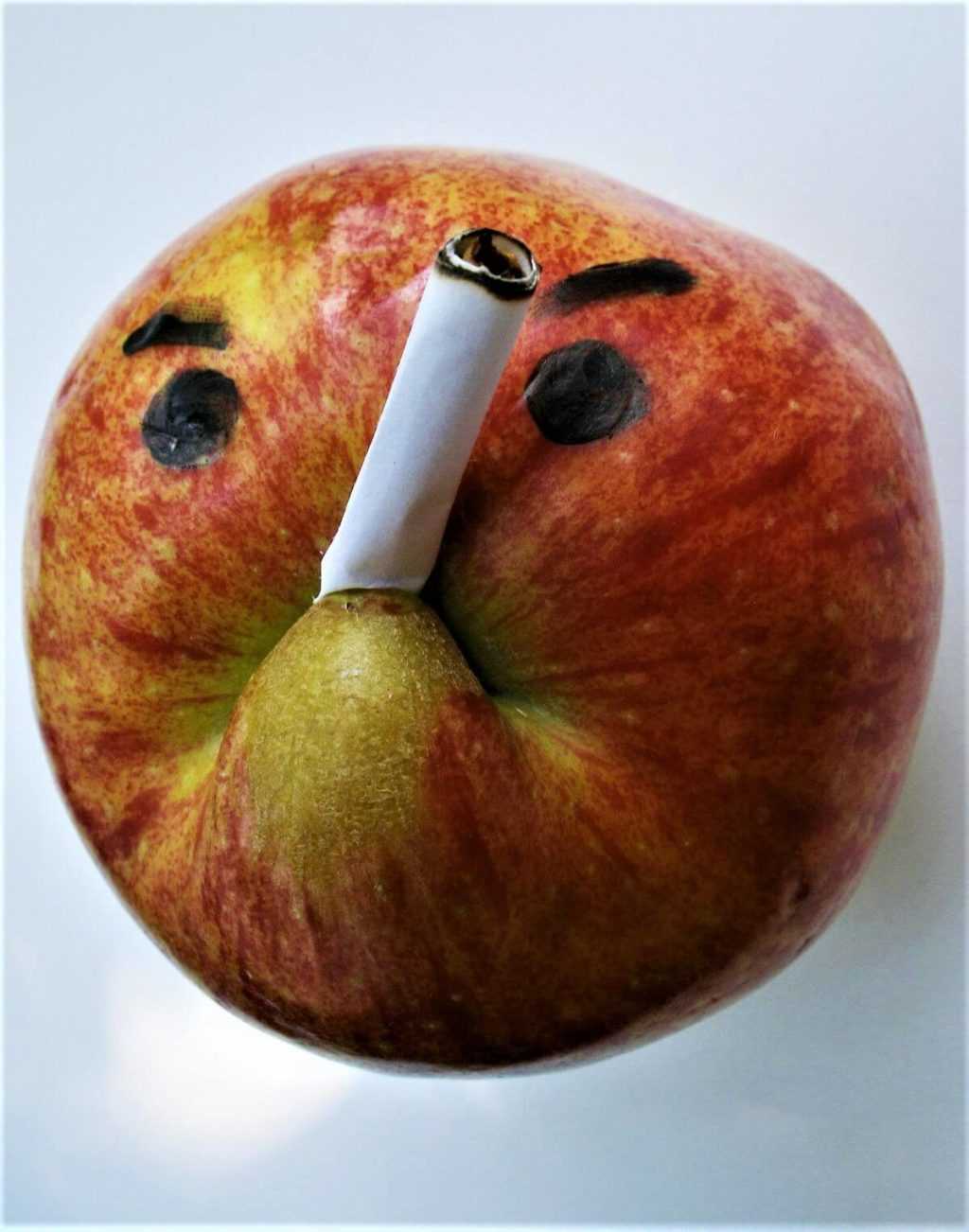 Глупое яблоко. Яблочки наркотики. Отравленное яблоко.