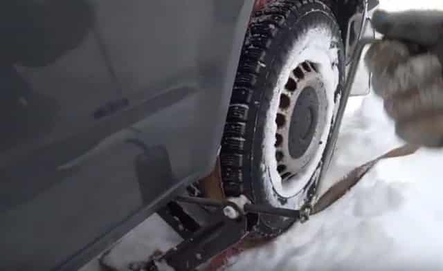 Что делать, если застрял в снегу на автомате? советы как вытащить машины из сугробов