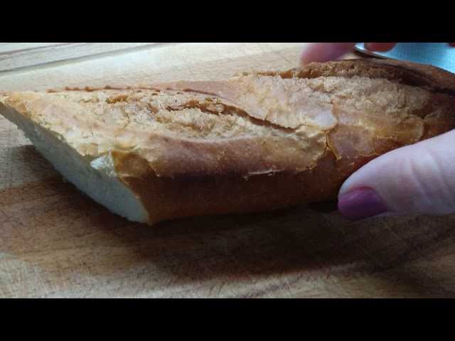 Как черствый хлеб сделать мягким в микроволновке или духовке?