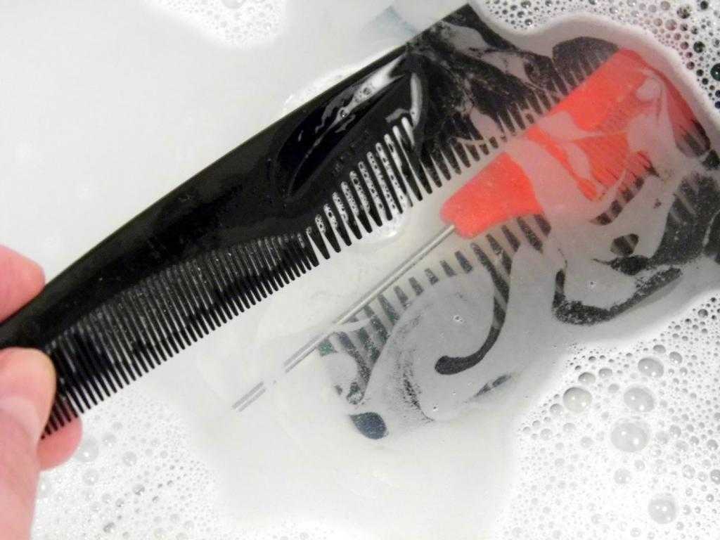 Как почистить расческу в домашних условиях от волос и грязи (быстро)