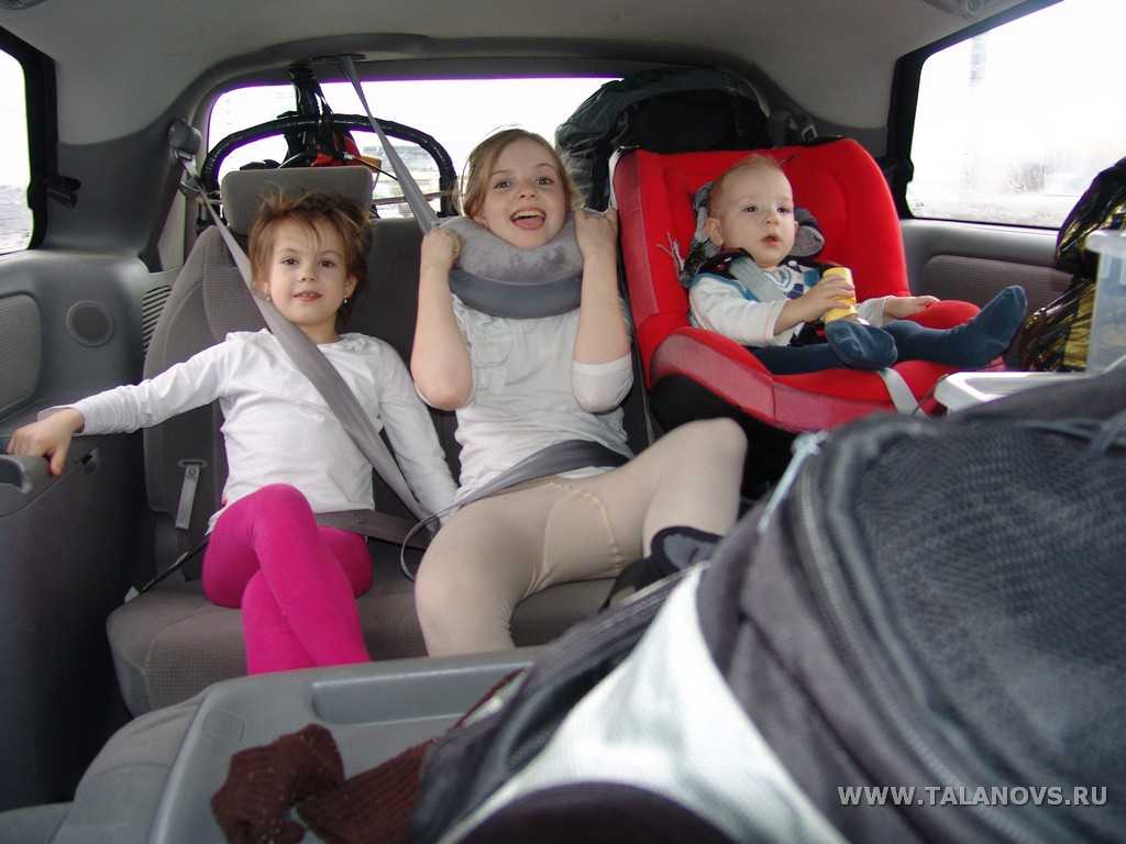 На море с детьми на машине. Машина для троих детей. Поездка с детьми на машине. Путешествие с тремя детьми. 3 Ребенка в машине.