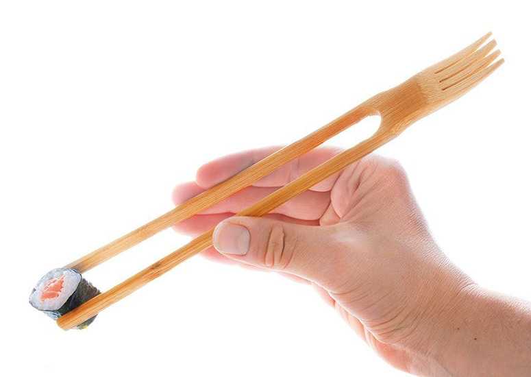 Как правильно есть суши ? палочками и как держать их правильно