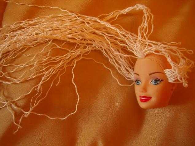 Как привести в порядок волосы куклы (с иллюстрациями)