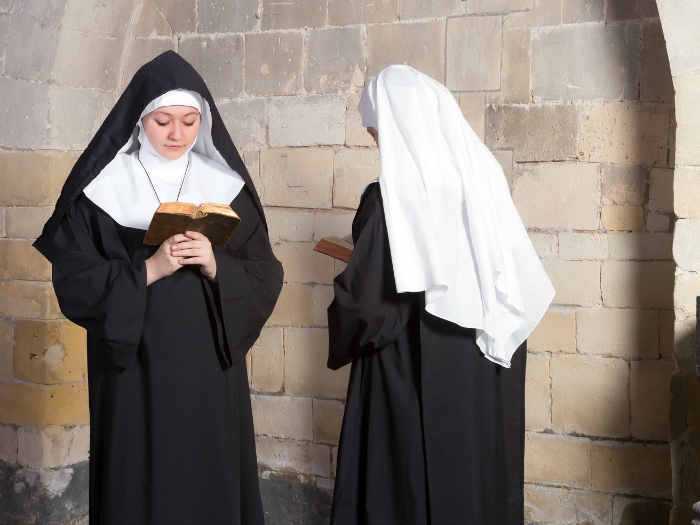5 самых глупых поводов уйти в монастырь