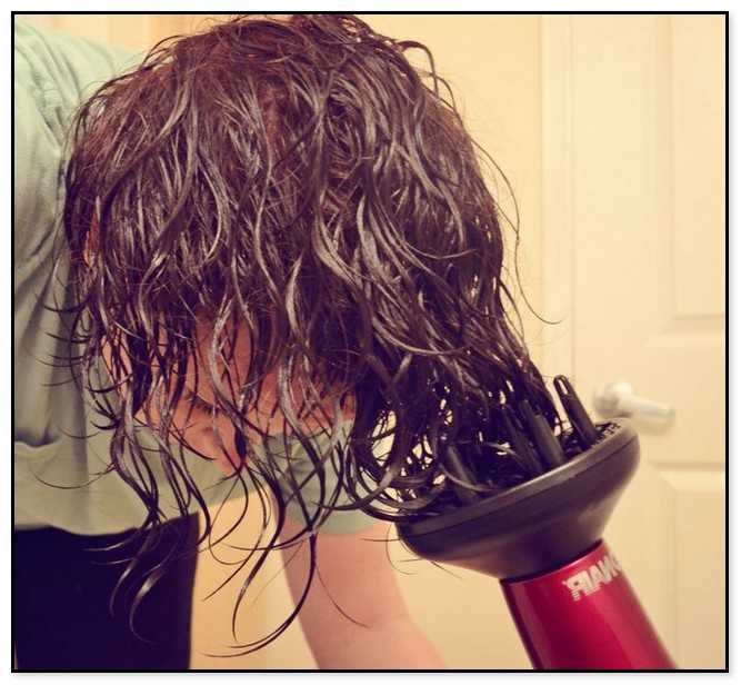 Как уложить вьющиеся волосы (с иллюстрациями)