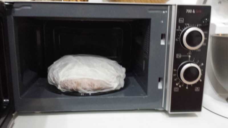 Как за 1 минуту размягчить черствый хлеб в микроволновке или духовке