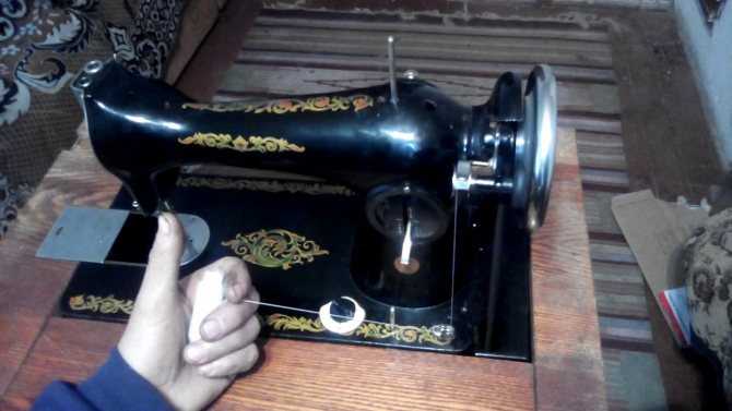 Как заправить швейную ручную машинку старого образца