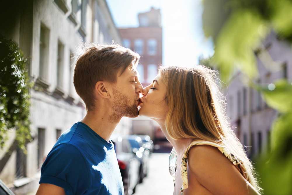 Как первый раз поцеловать девушку в губы: идеальный 1-й поцелуй