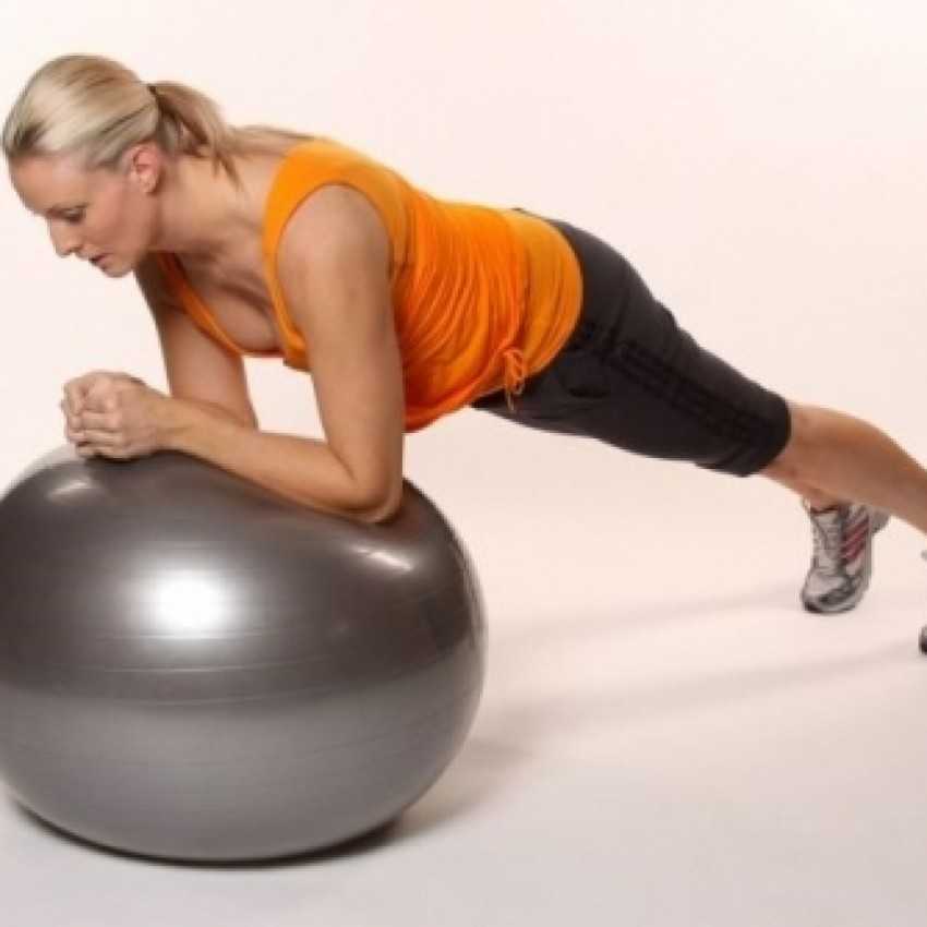 Как выбрать фитбол: подбираем гимнастический мяч для беременных и грудничков по росту и весу