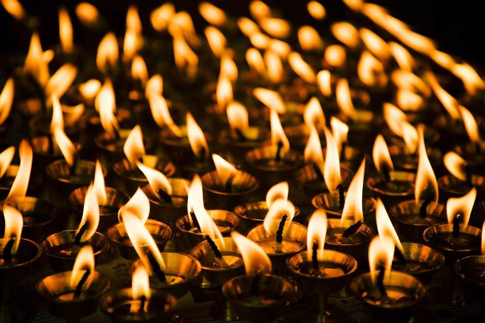 Пламя свечи: наплывы на церковной, полезно ли смотреть на огонь